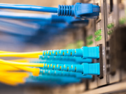 Quelle est la fenêtre d'entrée/sortie optique la plus couramment utilisée pour les panneaux à fibres optiques